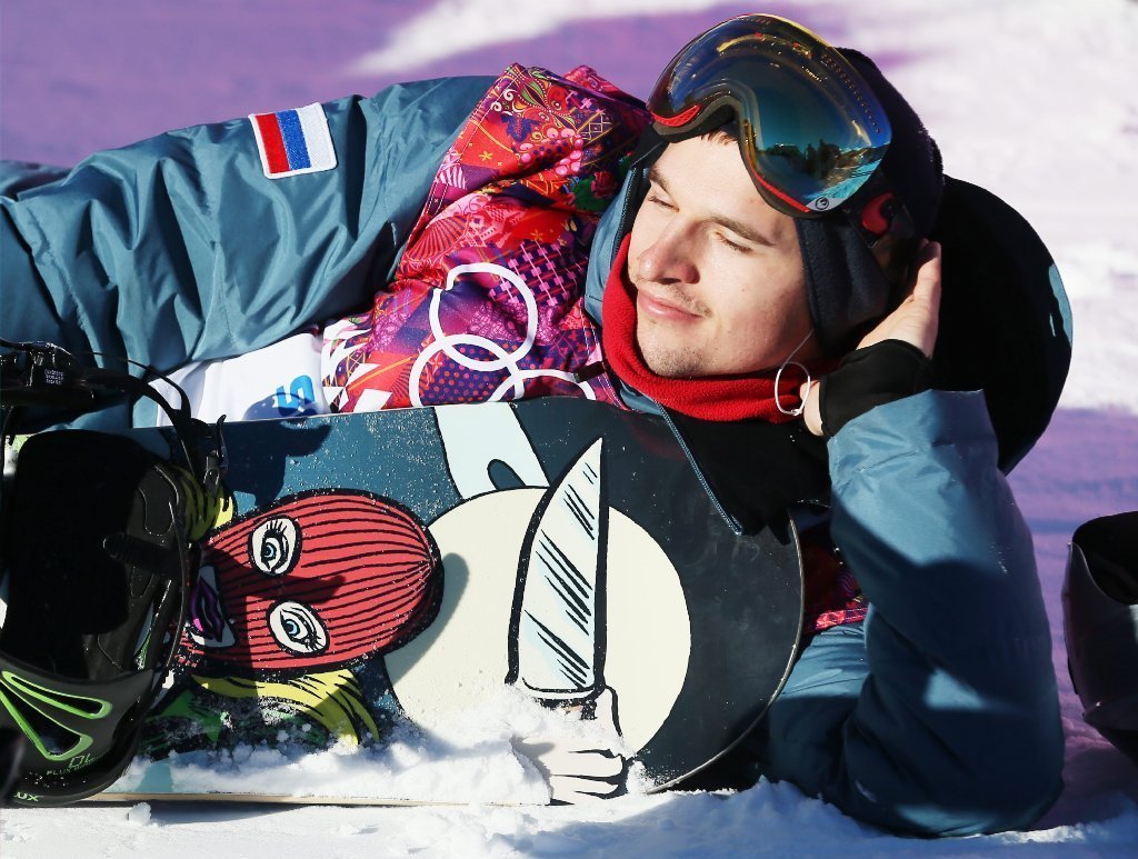 Rus Sobolev závodí s vyobrazením skupiny Pussy Riot na snowboardu