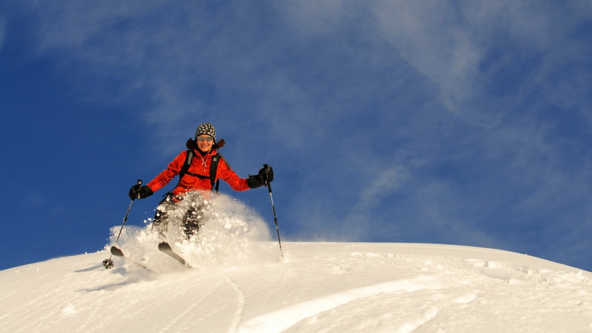 Zábava na sněhu na balkoně Dolomit