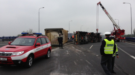 Aktualizováno: Převrácený kamion blokuje pražský okruh před sjezdem na dálnici D1