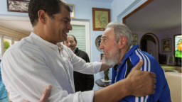 Kubánci upravovali Castrovy fotky, aby zmizelo naslouchátko