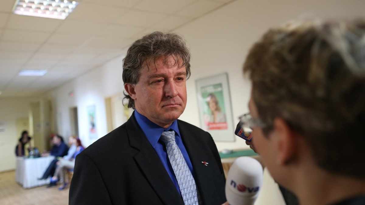 Komunisté rozcupovali vládní program. Pak ztrapnili ministry, kteří byli pryč