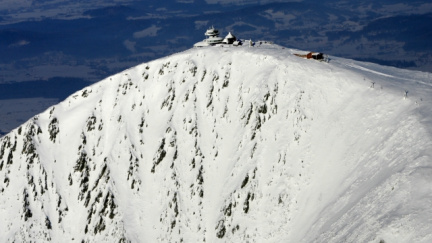 Lanovka dnes měla poprvé jezdit až na Sněžku, kvůli větru stojí