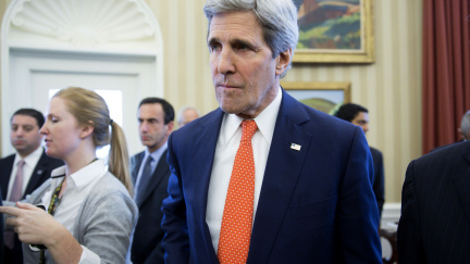 KLDR naštvala Kerryho. Nazvala ho "vlkem s odpornou protáhlou čelistí"