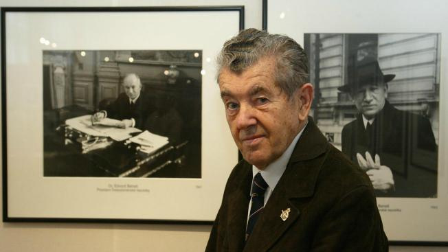 Fotografie letce Sitenského připomínají okupaci z roku 1939