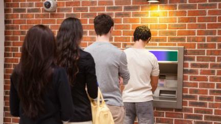 Na Krymu se tvoří fronty před pobočkami bank. Lidé se pokouší vybrat úspory