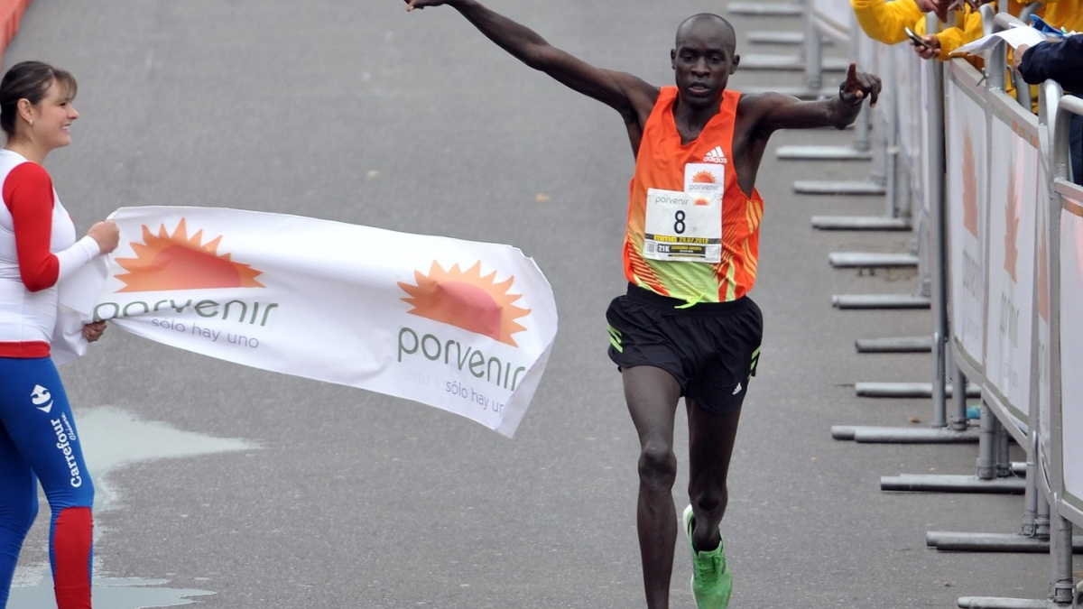 Na pražském půlmaratonu padl rekord. Vítězi jsou Keňané Chepkiruiová a Kirui