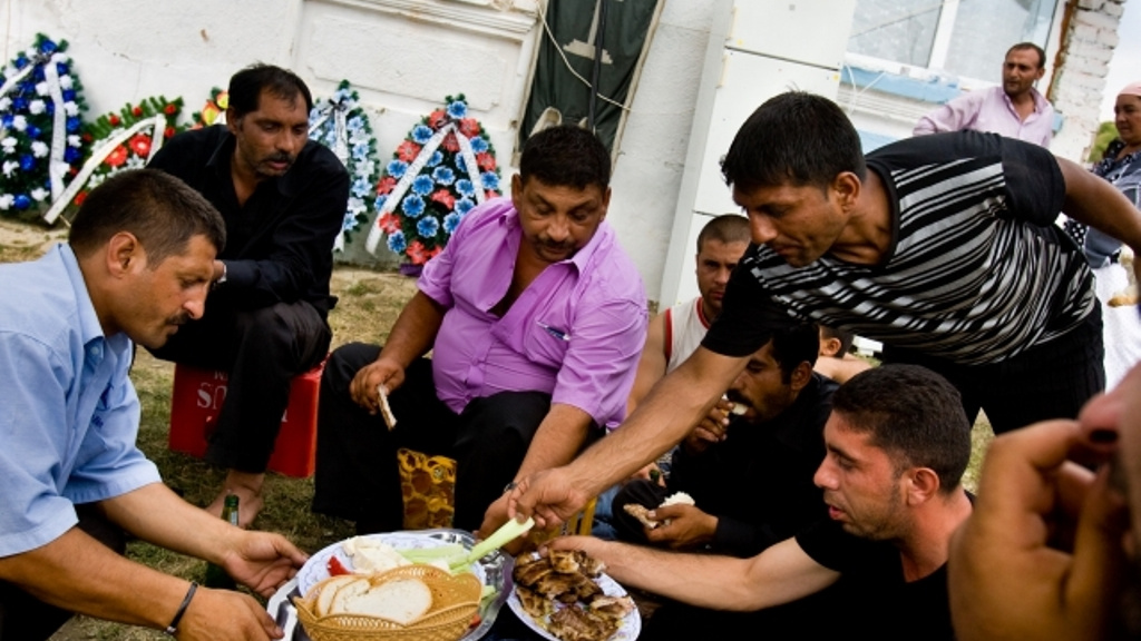 Koho mají Češi rádi? Nejlépe jsou na tom se Slováky, nejhůře s Romy