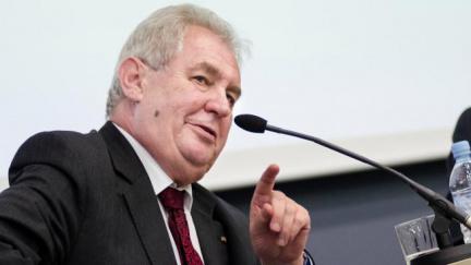 Zemanovy výroky jsou démonizovány, tvrdí Sobotka. Sankcí se bát nemusíme