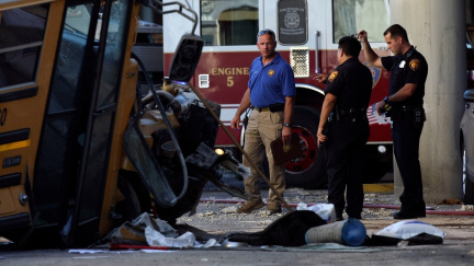 Aktualizováno: Americký autobus plný středoškoláků se střetl s tahačem. Deset mrtvých, 36 zraněných