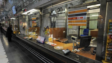 Na pražské centrále České pošty zasahuje komando policistů