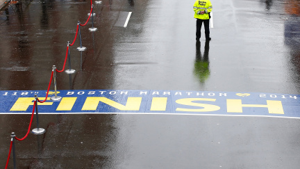 Policie uzavřela cílovku bostonského maratonu a odpálila podezřelé batohy