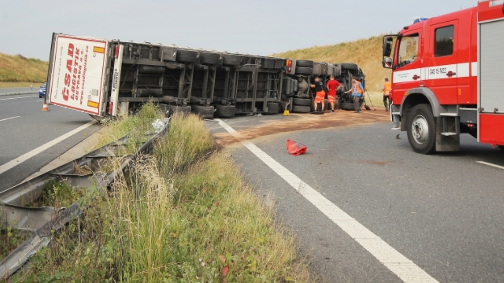 Dva lidé zahynuli při hromadné nehodě tří kamionů u obce Jirny u Prahy