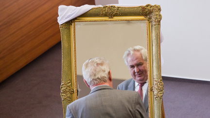 Zeman tahá z politiků peníze do své kasičky. Kdo nepřispěje, skončí na černé listině