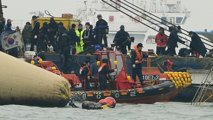Jižní Korea hlásí zvýšení počtu mrtvých po nehodě trajektu. Obětí je 104