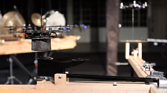 Létající roboti hrají lépe než kdejaká kapela