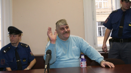 Aktualizováno: Jonák opustil po 18 letech vězení a zamířil k hrobu své manželky