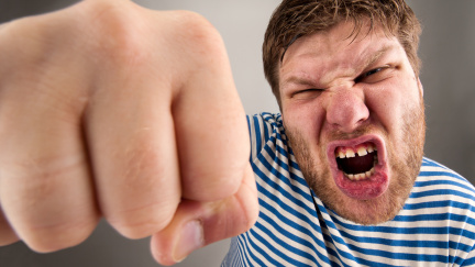 Neschopný lupič a kousající opilec, který nakopl policistu do rozkroku