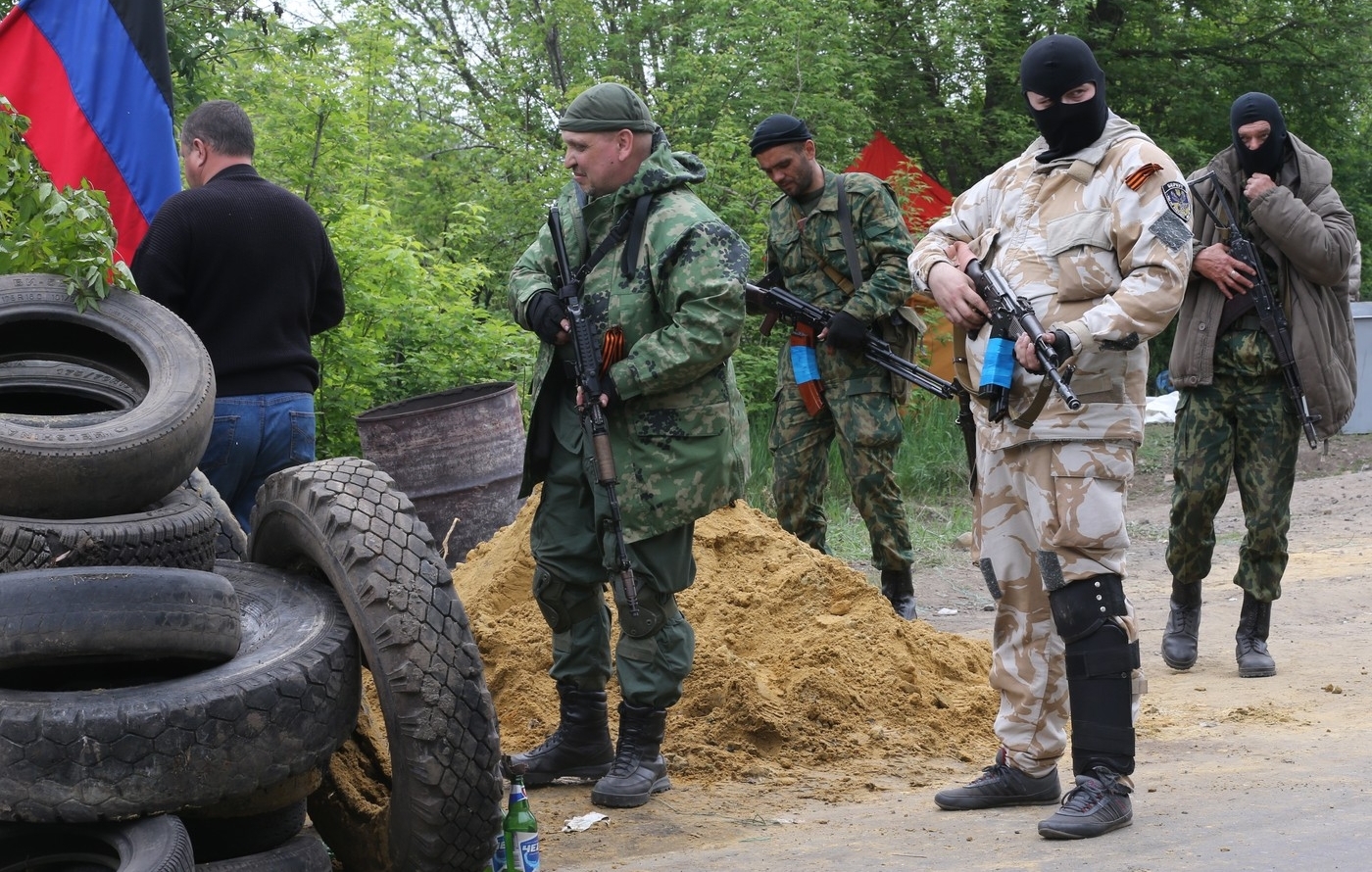 Při raketovém útoku separatistů zahynulo nejméně 19 vojáků. Porošenko chce mstu
