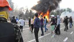Moskva označila kyjevskou vládu za nacistickou. V Oděse dav hrozí útokem na policejní budovu