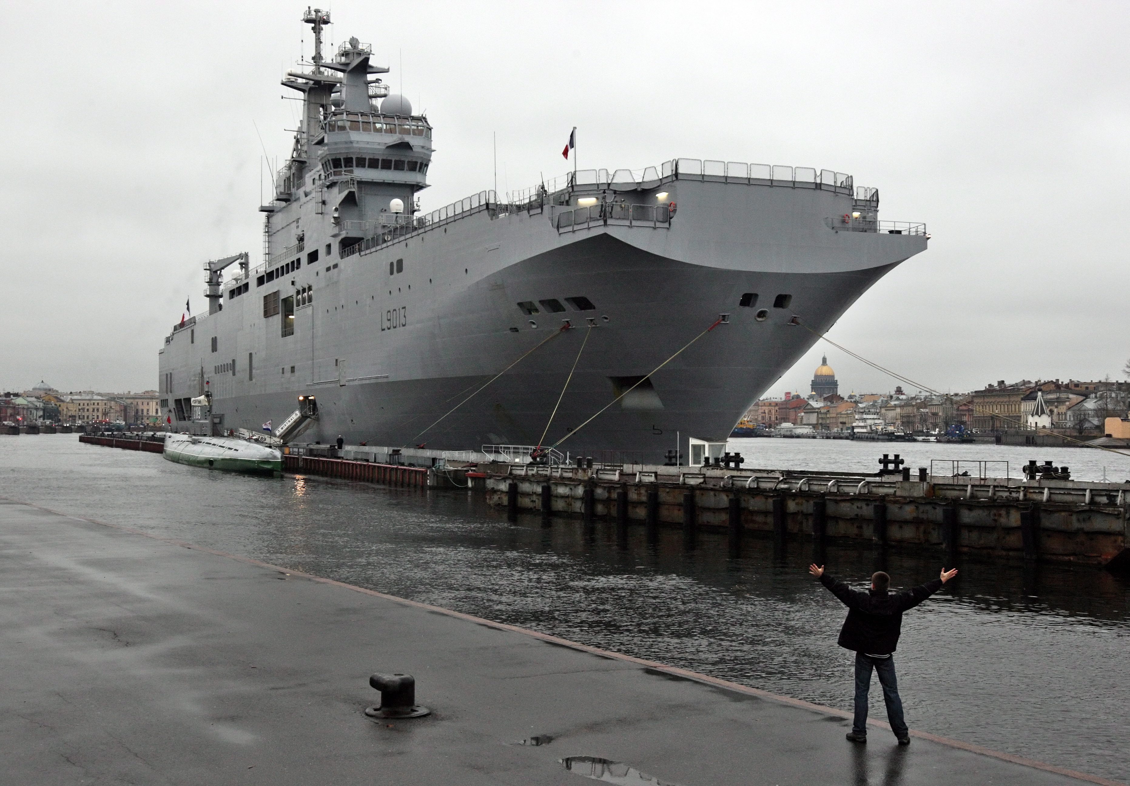 Francie dodá Rusům slíbené válečné lodě. Vydělávat se prostě musí