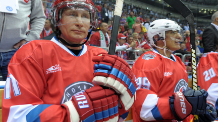Putin se chopil hokejky a oblékl dres