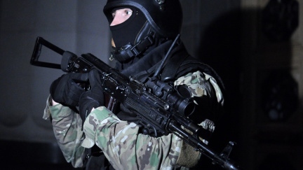 Aktualizováno: Separatistická 'krvavá' referenda: Ukrajinští vojáci pálili do davu u Doněcka