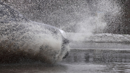Voda v Praze opět vytopila divadlo. Přes čtyři tisíce lidí je bez pitné vody