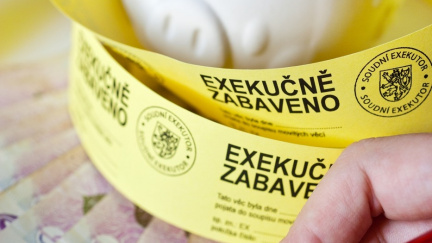 Vláda projedná další bič na exekutory. Nyní by vám měli nechat postel