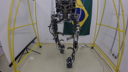 Paralyzovaný pacient v exoskeleton obleku vykopne první míč na MS ve fotbalu