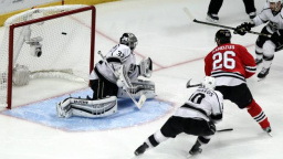 Handzuš gólem v 83. minutě udržel Chicago ve hře o Stanley Cup