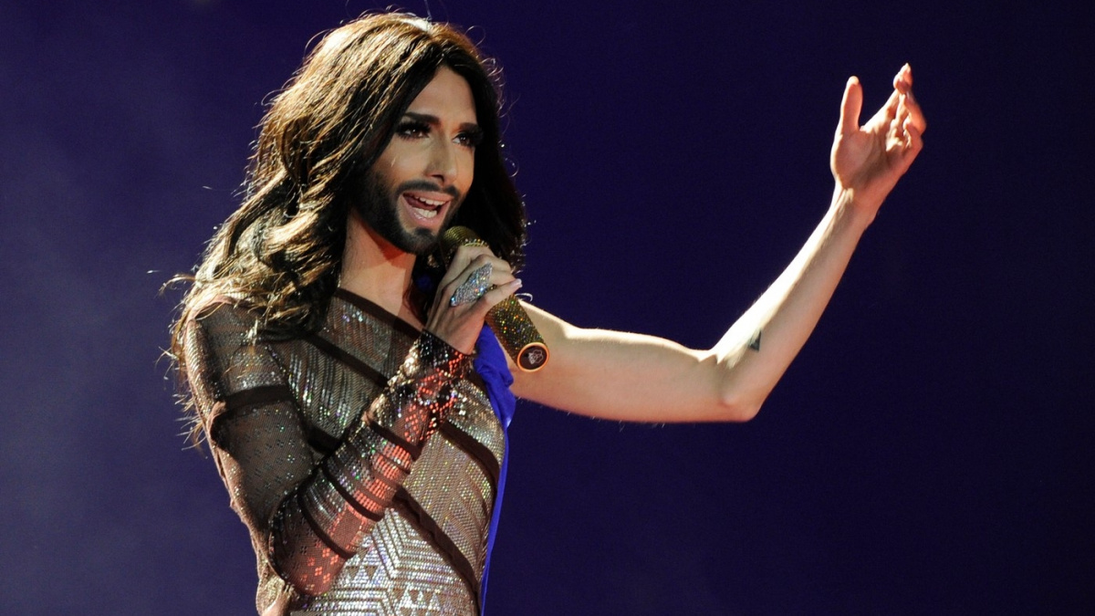 Vousatá zpěvačka zaválela na plese ve Vídni. Zastínila i Billa Clintona