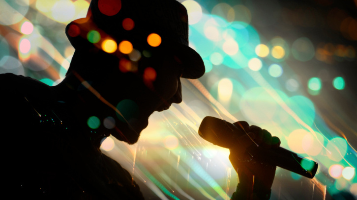 Živý jukebox v ulicích Prahy bude vábit kolemjdoucí. Zastavte se u Zpěvomatu!