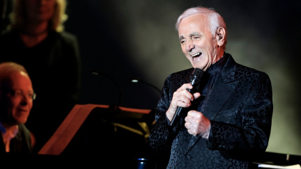 Zpívá mu to i v devadesáti. Aznavourovi v Londýně tleskaly tisíce fanoušků