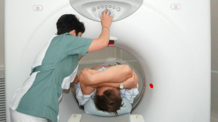 Pacient žil devět let se zapomenutým lékařským nástrojem v břiše