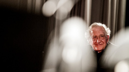 Komentář: Proč je důležité míti Noama Chomskyho