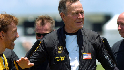 Americký exprezident Bush starší oslaví 90. narozeniny skokem z letadla