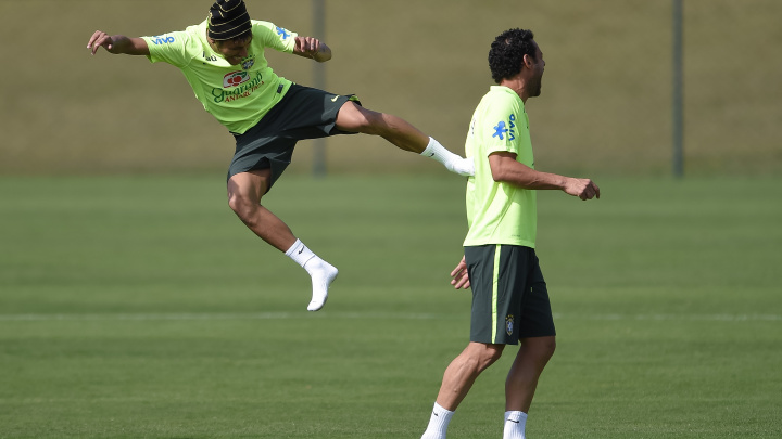 Podívejte, vždyť nepadá! Čerstvě obarvený Neymar testoval "simulanta" Freda karate kopem