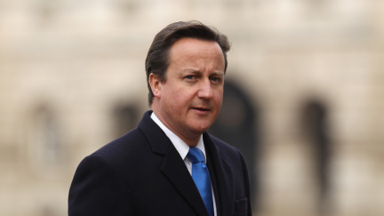 Humanitární akce nestačí, proti teroristům je třeba rázně zakročit, tvrdí Cameron