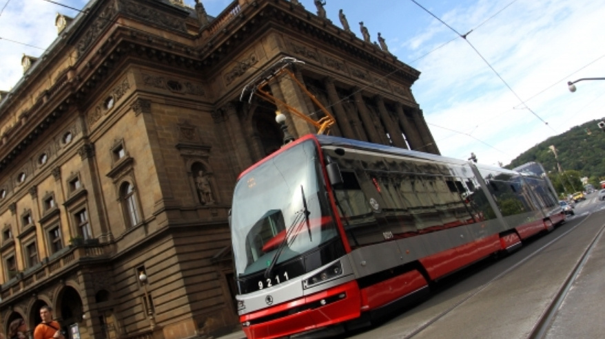 Prahu stojí jedna nová tramvaj 70 milionů. Chce se jich proto zbavit