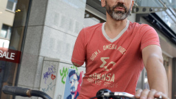 Jednorukého cyklistu pokutovali za to, že řídil jednou rukou