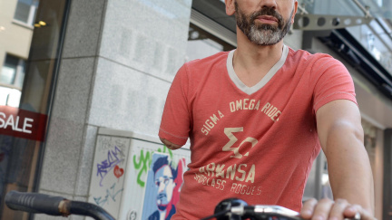 Jednorukého cyklistu pokutovali za to, že řídil jednou rukou