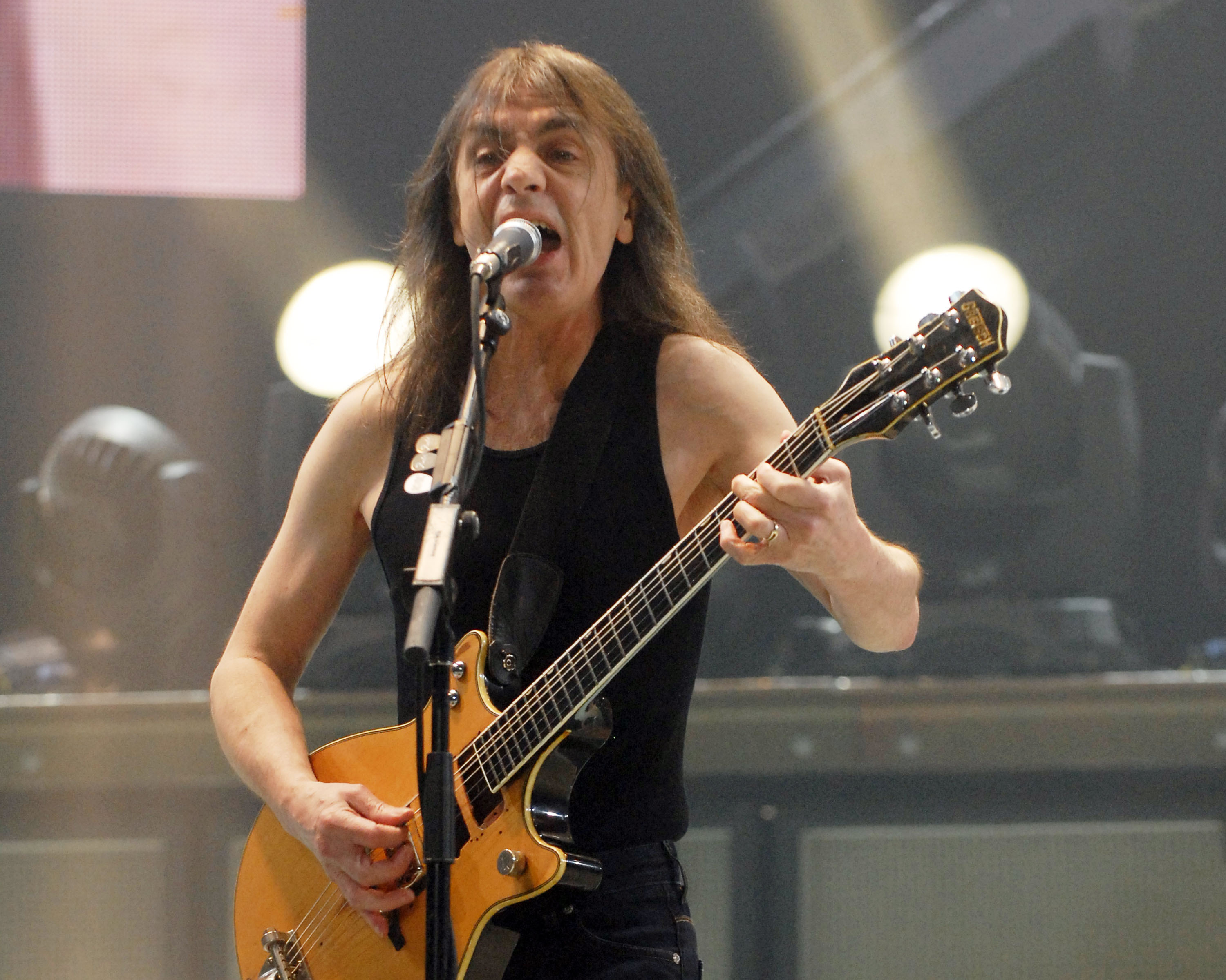 Kytaristu AC/DC Malcolma Younga hospitalizovali
