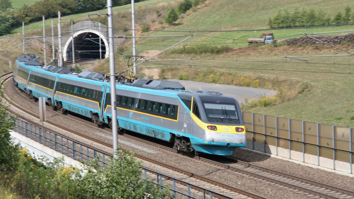 Pendolino usmrtilo sebevraha. Trať Praha - Pardubice byla tři a půl hodiny omezená
