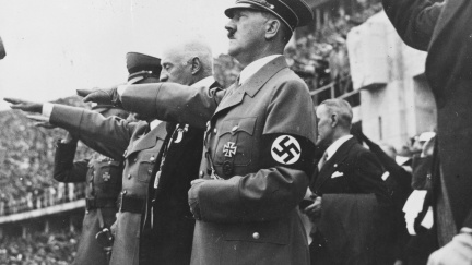 Hitlerovi museli vytrhnout 19 zubů najednou. Napsal o tom příteli na frontu