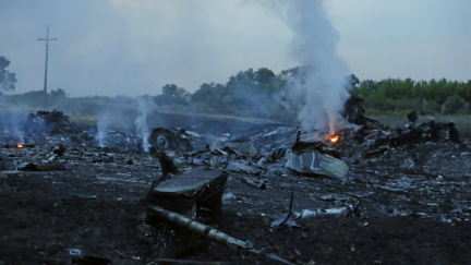 Na východě Ukrajiny se zřítil civilní boeing z Malajsie. Zřejmě byl sestřelen