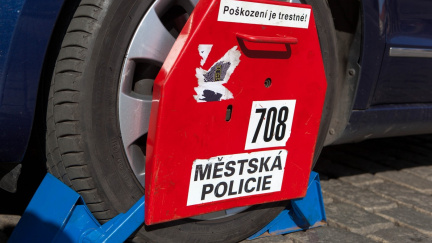 Policie může dál senátorům odtahovat auta