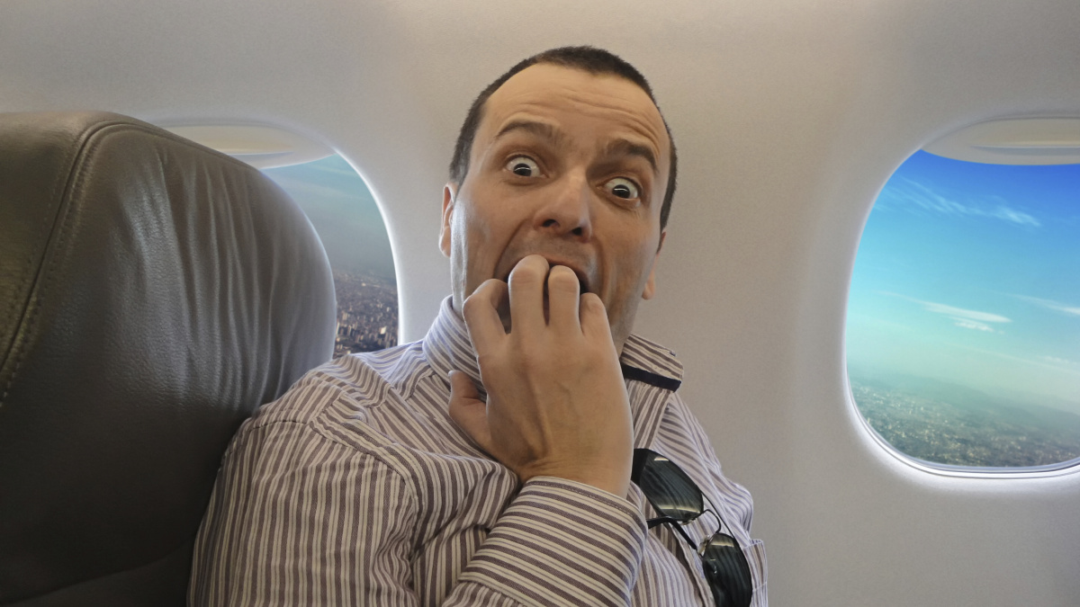 Opilý pasažér si v letadle spletl dveře na WC s východem ven