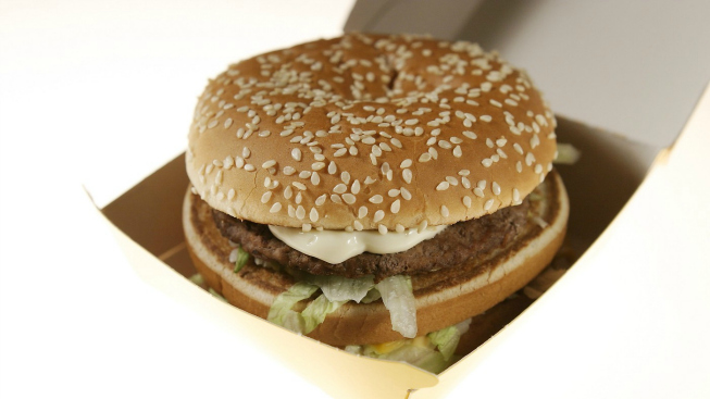 Big Mac index: Česká koruna byla v lednu podhodnocená k dolaru o 19 procent
