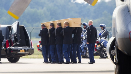 Další konvoj s mrtvými ze sestřeleného boeingu dorazil do východoukrajinského Charkova