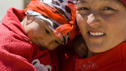 Žena v Kyrgyzstánu prodala dceru za necelé dva tisíce korun